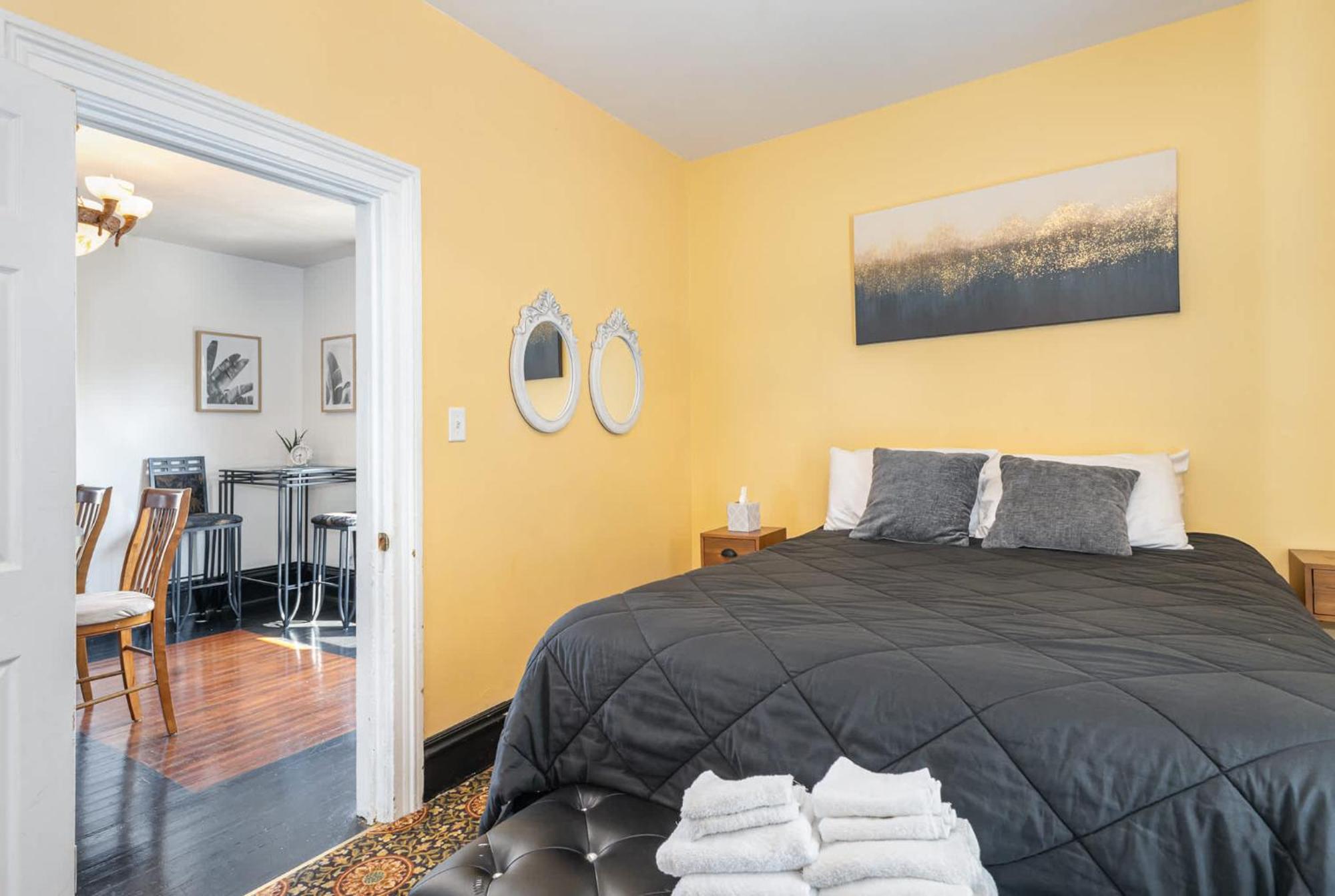 Spacious Upstairs 1Bed- Walking Distance To Beach Outlet Mall ミシガンシティ エクステリア 写真