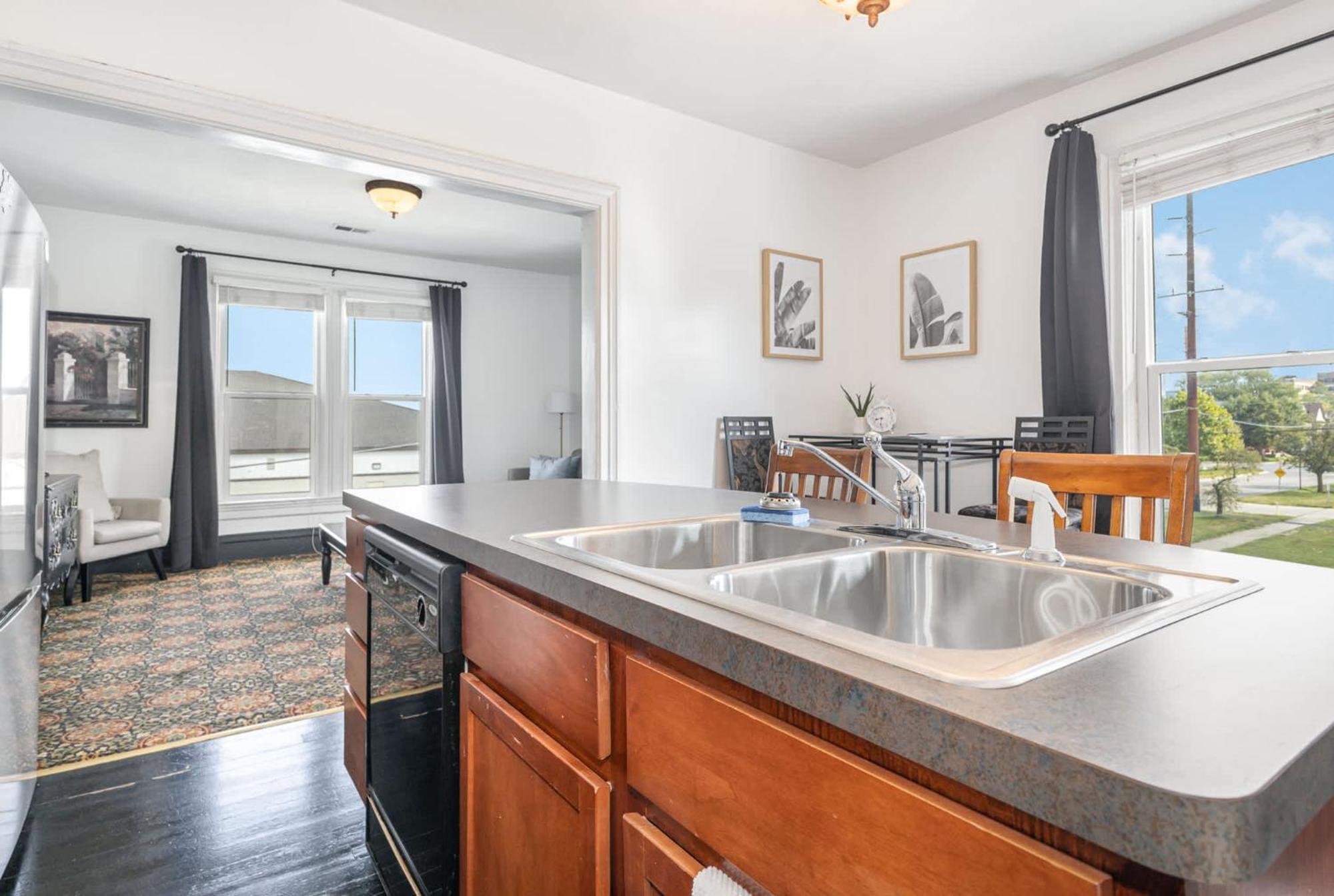 Spacious Upstairs 1Bed- Walking Distance To Beach Outlet Mall ミシガンシティ エクステリア 写真