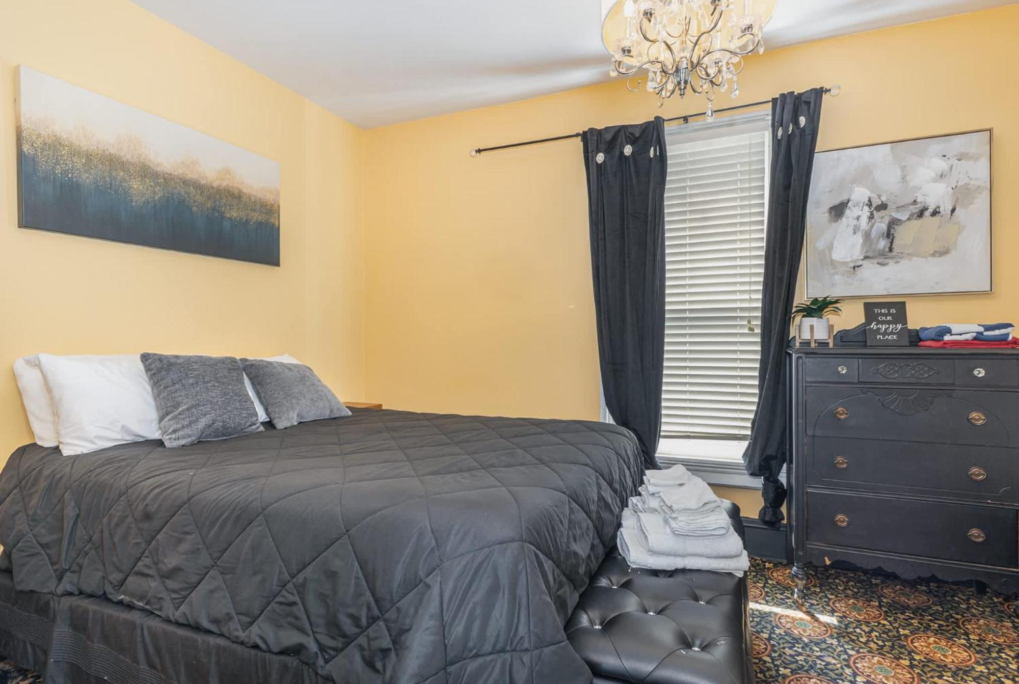 Spacious Upstairs 1Bed- Walking Distance To Beach Outlet Mall ミシガンシティ エクステリア 写真