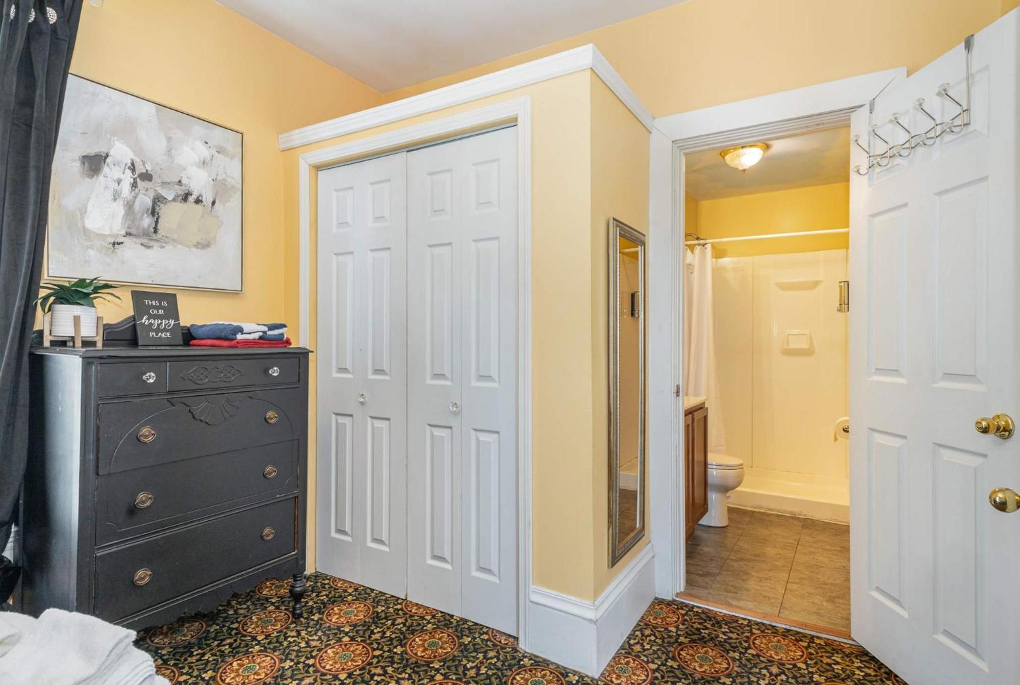 Spacious Upstairs 1Bed- Walking Distance To Beach Outlet Mall ミシガンシティ エクステリア 写真